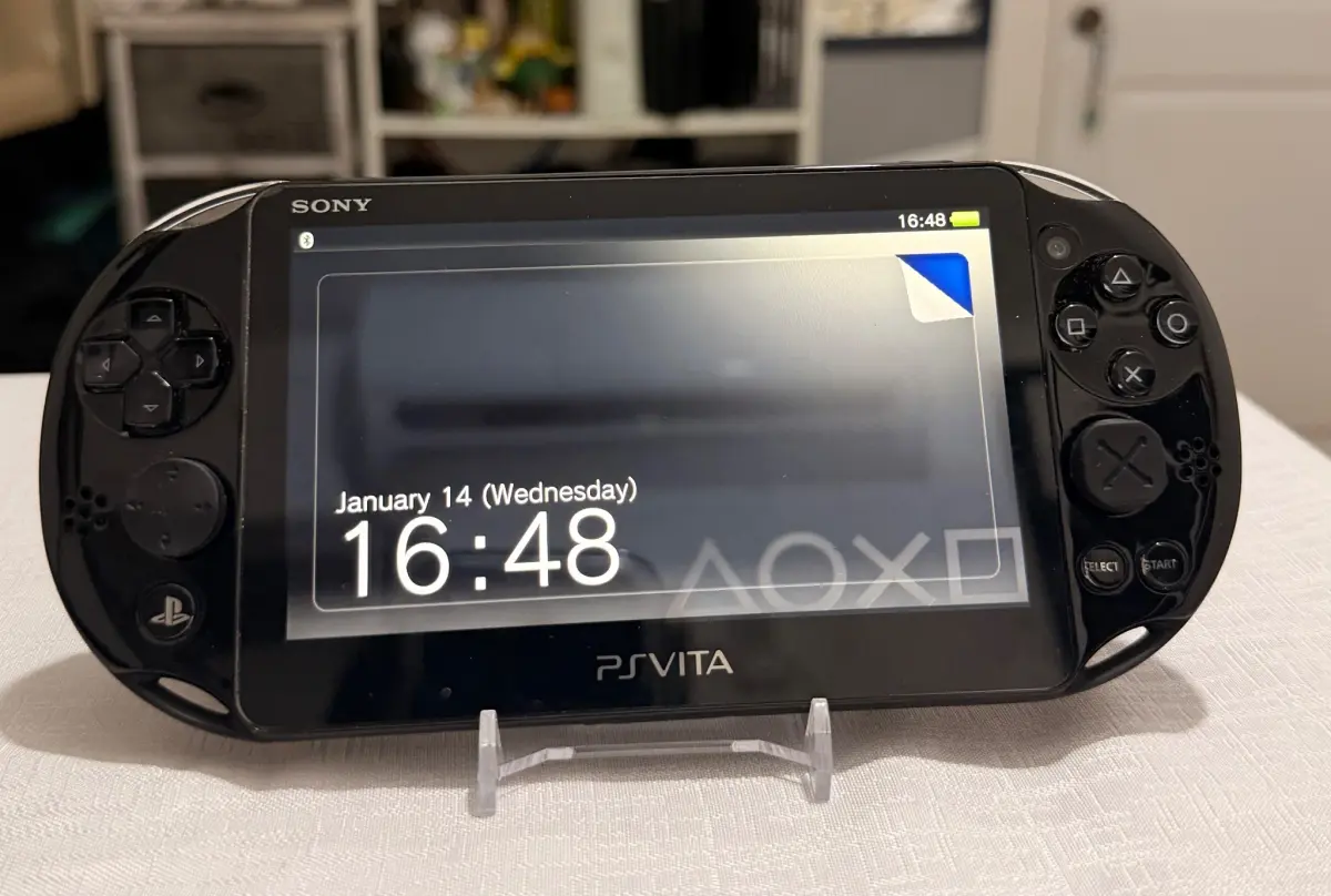 Sony PS Vita 2000 - פרוצה ומוכנה למשחק!