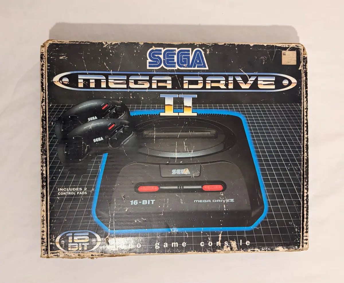 SEGA Mega Drive II מקורי באריזה – 2 שלטים, מחסנית 150-in-1 וניירת מקורית