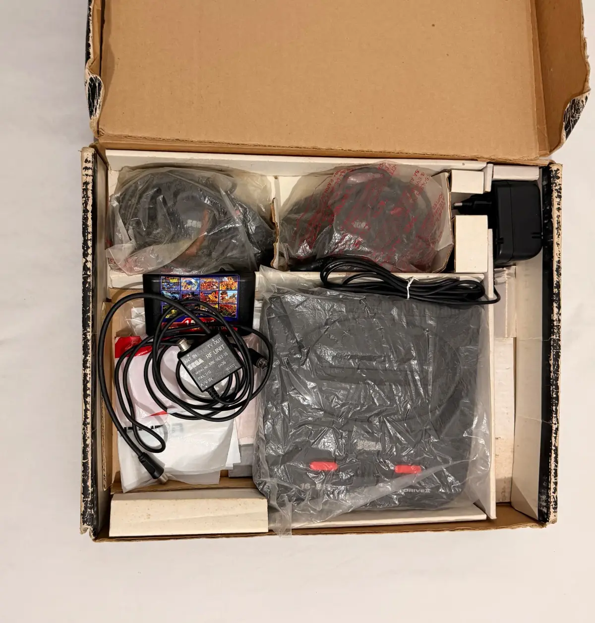 SEGA Mega Drive II מקורי באריזה – 2 שלטים, מחסנית 150-in-1 וניירת מקורית 2