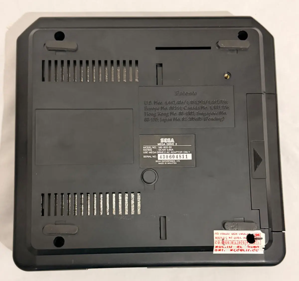 SEGA Mega Drive II מקורי באריזה – 2 שלטים, מחסנית 150-in-1 וניירת מקורית 4