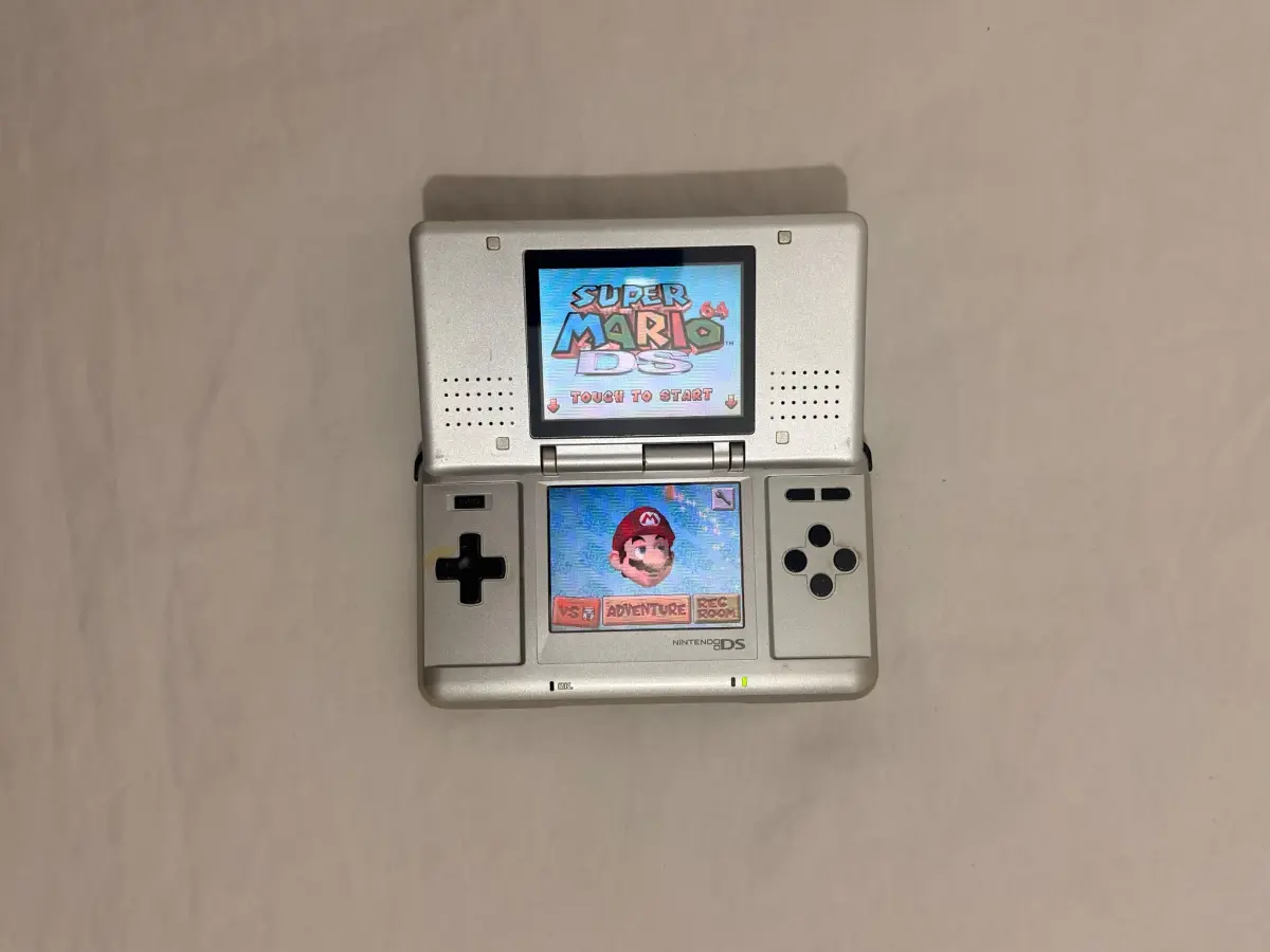 Nintendo DS מקורית כסופה פרוצה + כרטיס R4