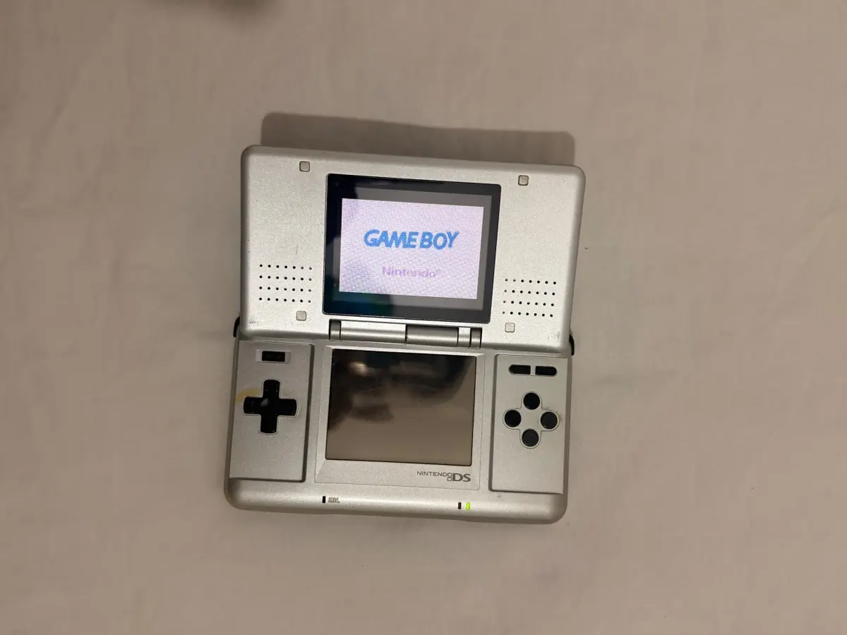 Nintendo DS מקורית כסופה פרוצה + כרטיס R4 3
