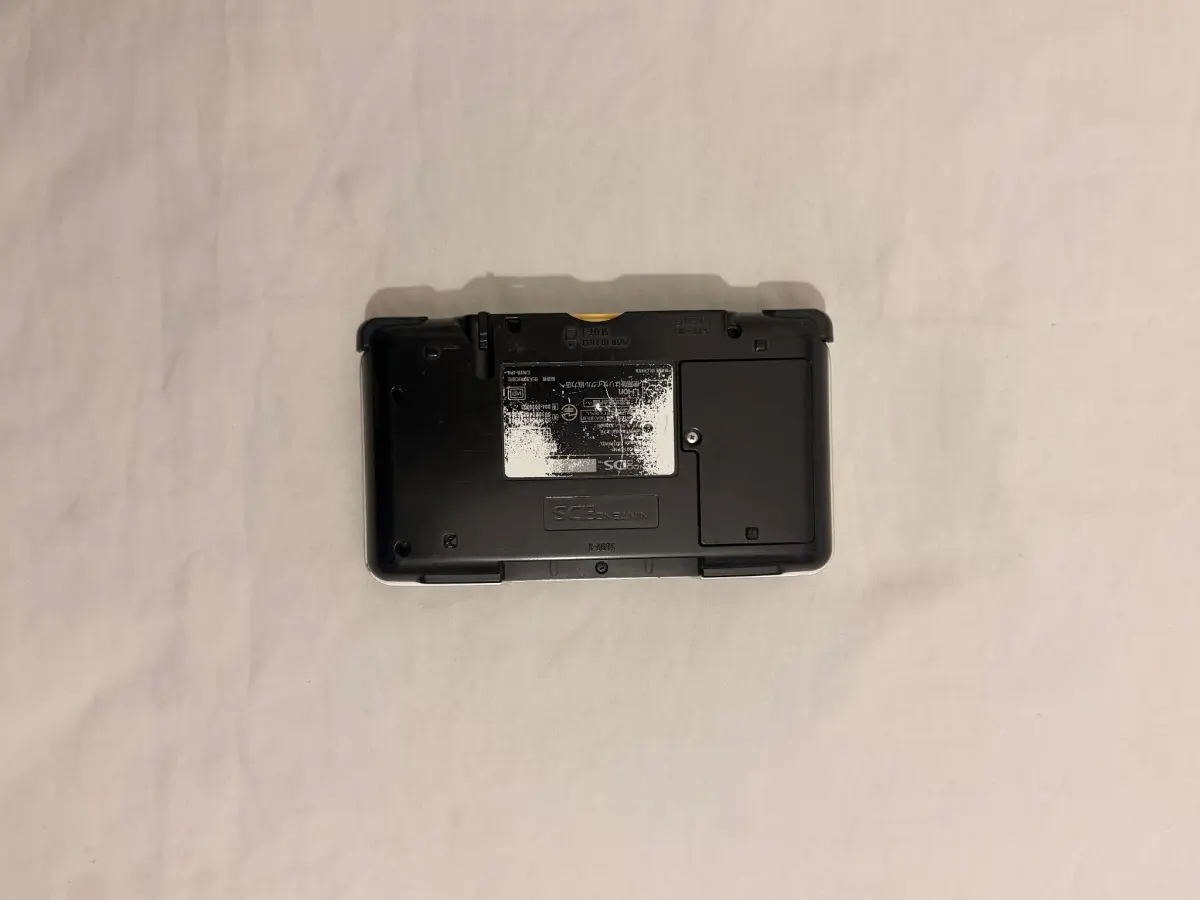 Nintendo DS מקורית כסופה פרוצה + כרטיס R4 4