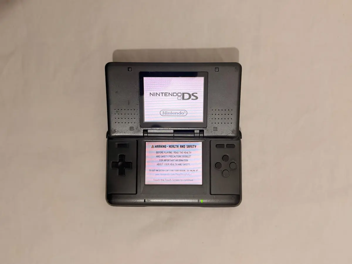 Nintendo DS מקורית שחורה פרוצה + כרטיס R4