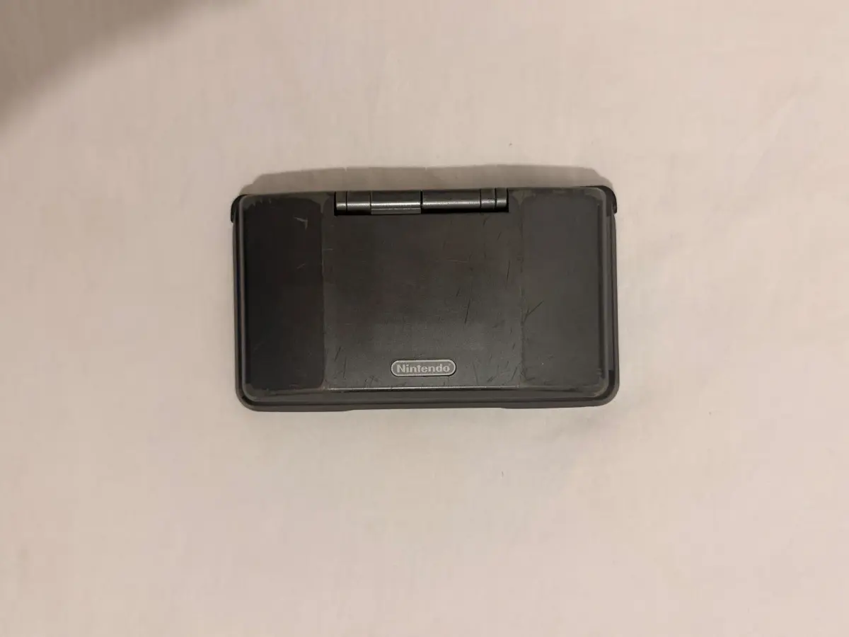 Nintendo DS מקורית שחורה פרוצה + כרטיס R4 3