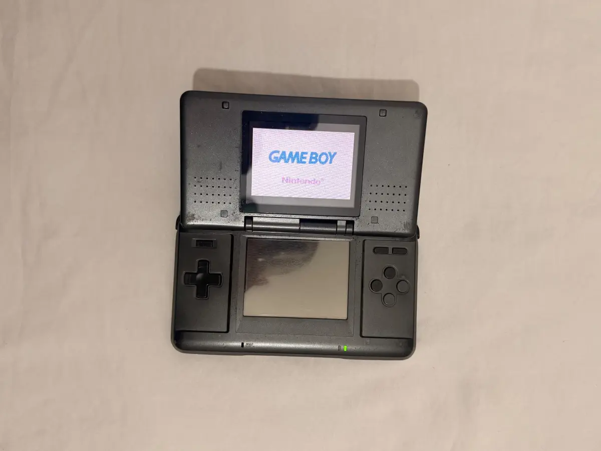 Nintendo DS מקורית שחורה פרוצה + כרטיס R4 5