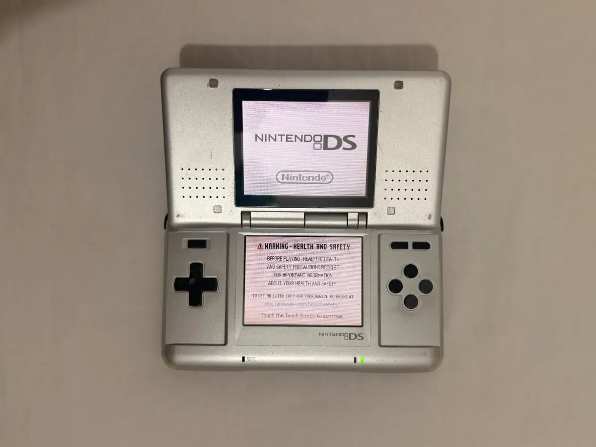 Nintendo DS מקורית כסופה פרוצה + כרטיס R4