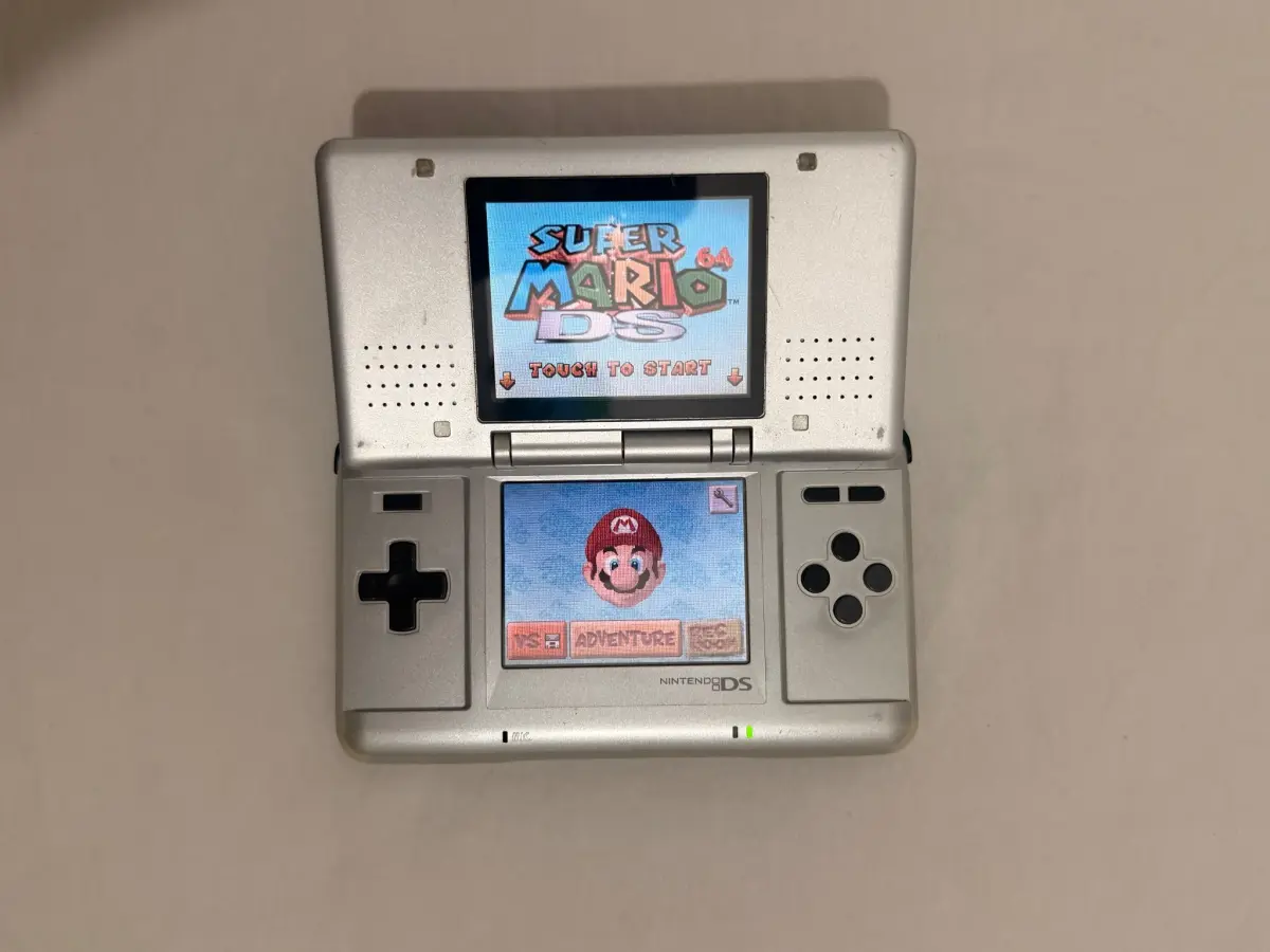 Nintendo DS מקורית כסופה פרוצה + כרטיס R4 2