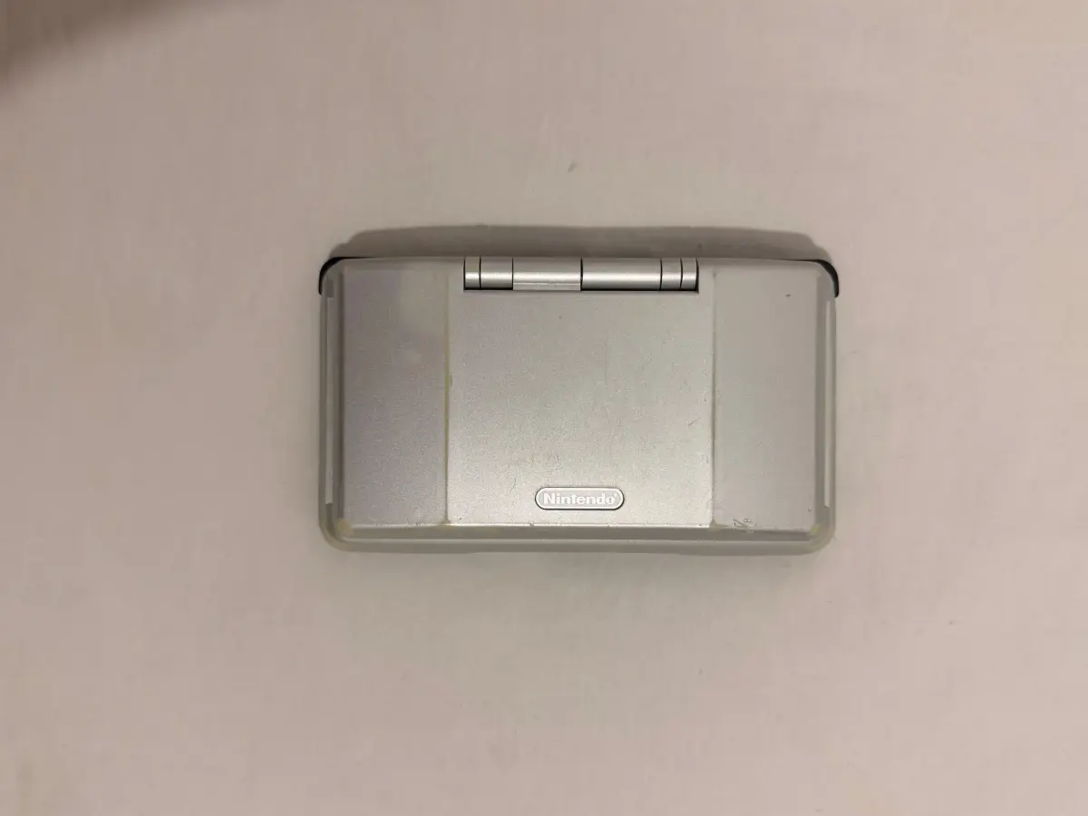 Nintendo DS מקורית כסופה פרוצה + כרטיס R4 3
