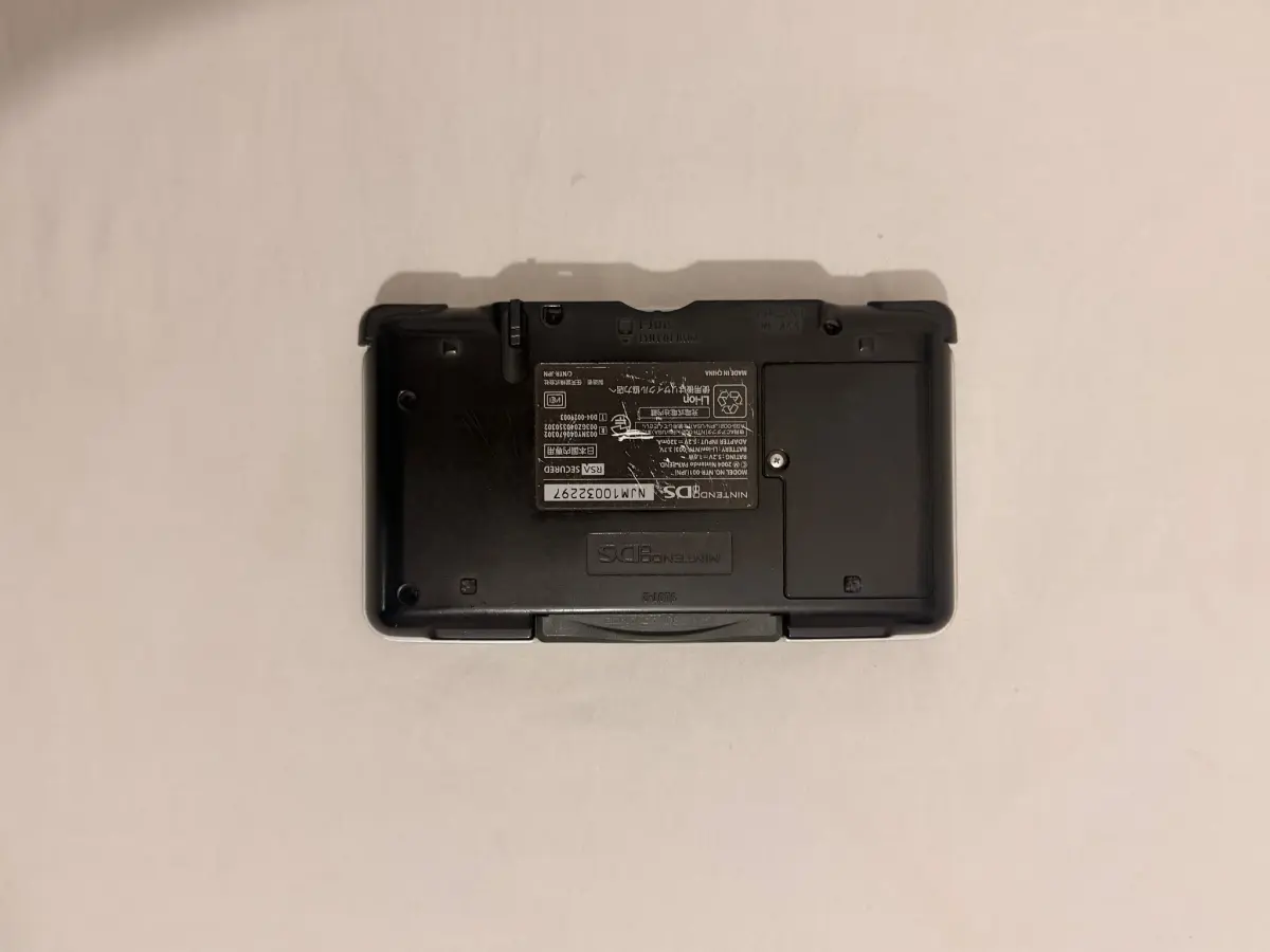Nintendo DS מקורית כסופה פרוצה + כרטיס R4 4