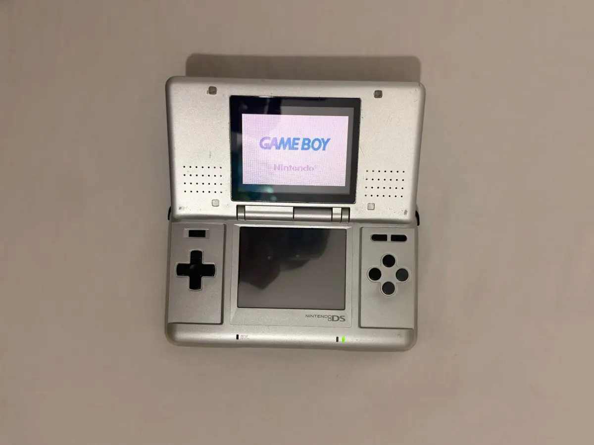 Nintendo DS מקורית כסופה פרוצה + כרטיס R4 5