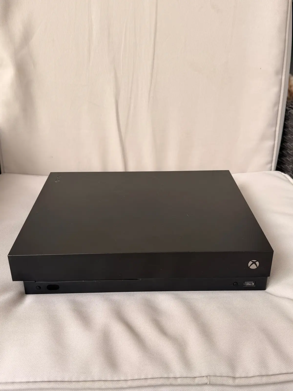 Xbox One X 1TB עם שלט וסוללה נטענת + Mortal Kombat XL