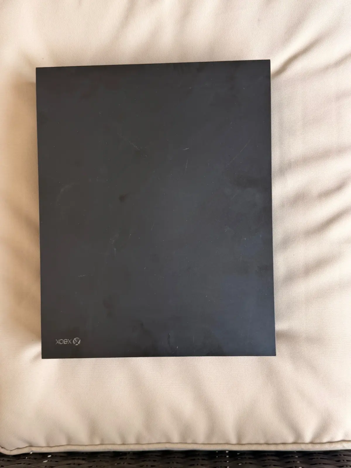 Xbox One X 1TB עם שלט וסוללה נטענת + Mortal Kombat XL 2