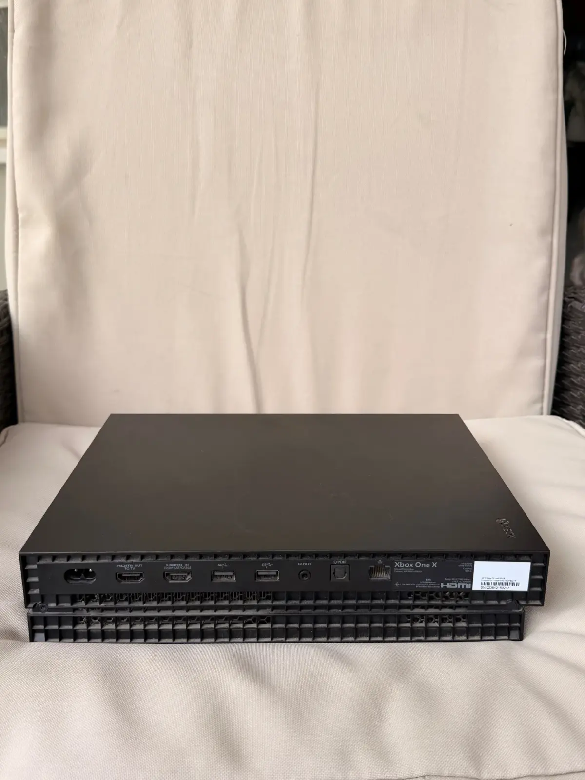 Xbox One X 1TB עם שלט וסוללה נטענת + Mortal Kombat XL 3