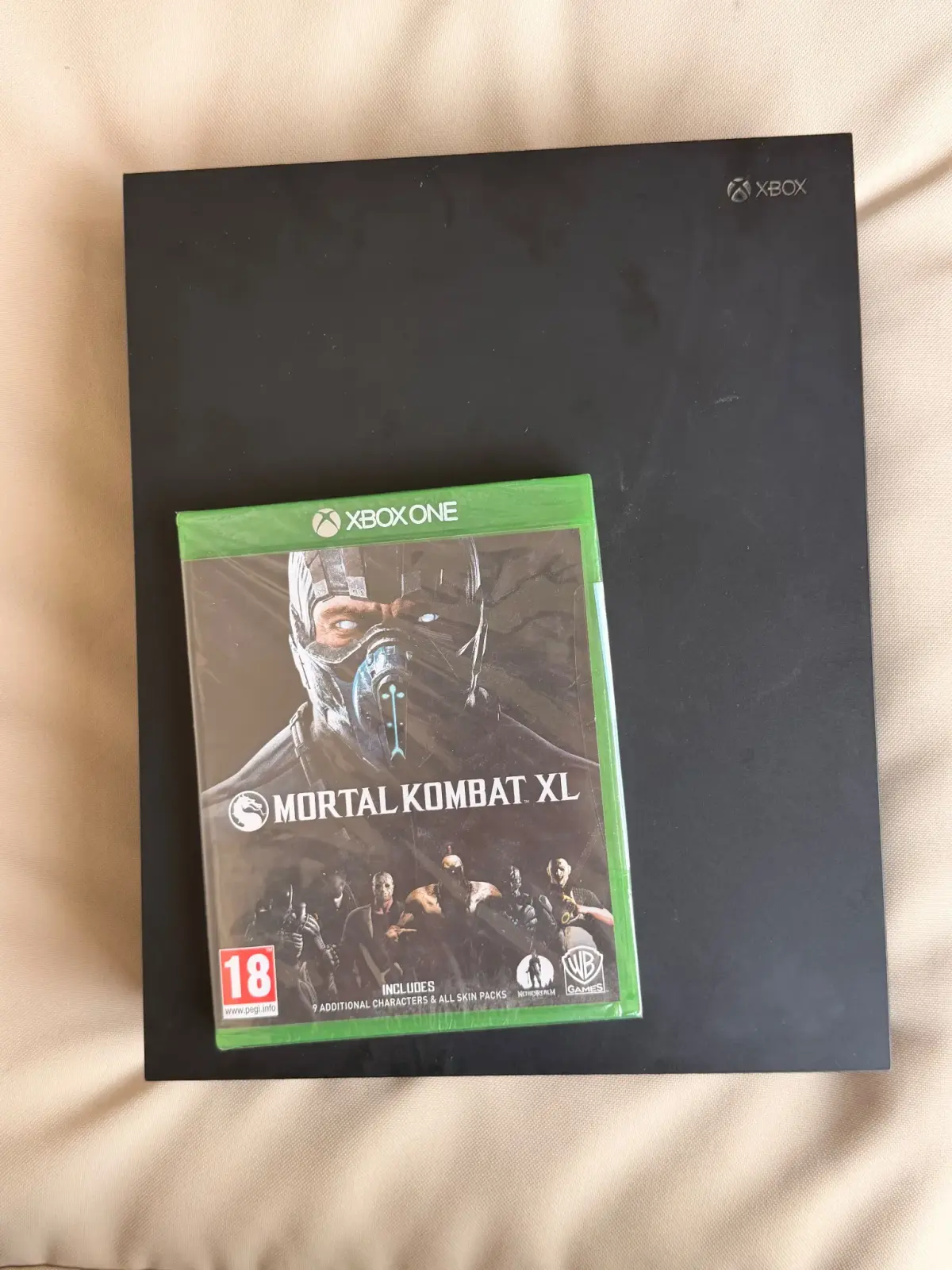 Xbox One X 1TB עם שלט וסוללה נטענת + Mortal Kombat XL 4